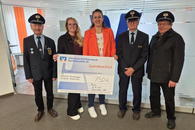 Vereinsmitglieder und Johanniter bei der Scheckübergabe 