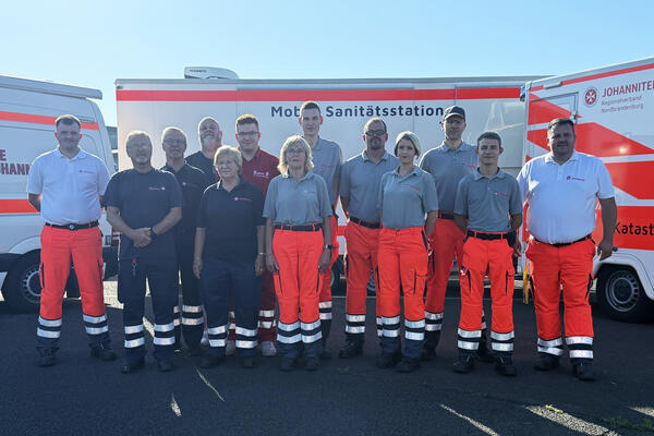 Ein Teil der Einheit auf dem Gelände des Zentrums für Brand- und Katastrophenschutz des Landkreises Barnim, wo der Katastrophenschutz der Johanniter stationiert ist.