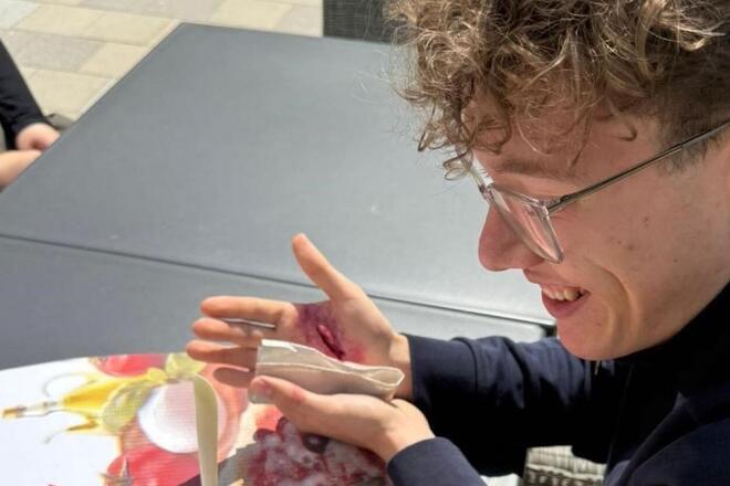 Für den Tag der Johanniter wird fleißig geübt: Auf dem Foto ist ein Junge mit einer geschminkten Schnittwunde beim Pizza-Essen zu sehen. Ein mögliches Szenario für die Kindermannschaft 