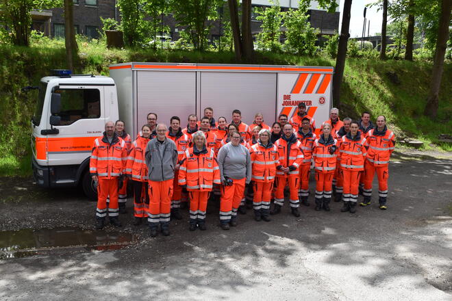 30 Helfende stehen vor einem Johanniter-LKW