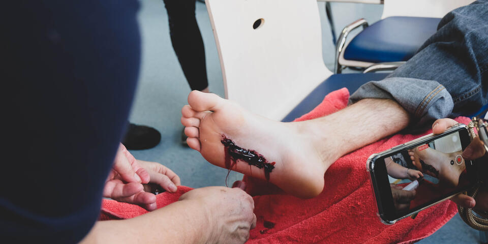 Nahaufnahme einer realistisch geschminkten Fußverletzung