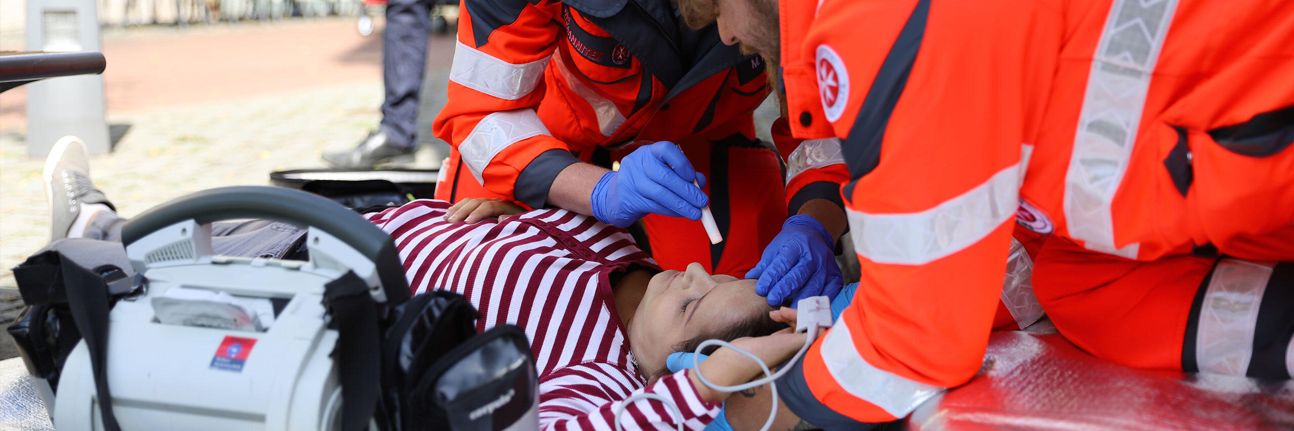 Einsatzkräfte der Johanniter behandeln eine Person im Fallbeispiel beim Landeswettkampf der Johanniter.
