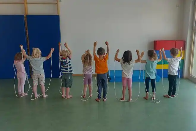 Die Kinder des Kindergartens haben Spaß in der Turnhalle.