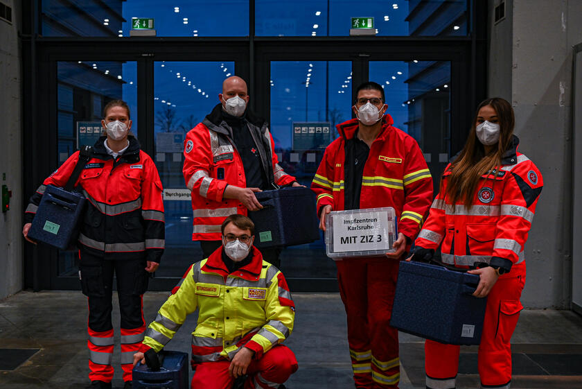 Helferinnen und Helfer der Karlsruhe Hilfsorganisationen ASB, DRK, DLRG, Johanniter und Malteser, die sich in den Mobilen Impfteams engagieren.