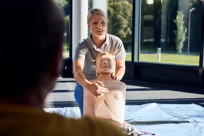 In den Kursen der Erste-Hilfe-Fortbildung werden die Kenntnisse in der Erstversorgung aufgefrischt.