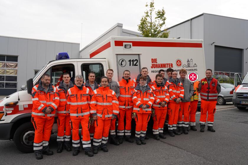 Gruppenfoto des Ehrenamts Dieburg vor ihrem Einsatzfahrzeug