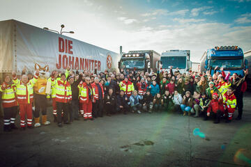 Die Weihnachtstrucker brechen jedes Jahr nach Osteuropa auf und versorgen arme Familien mit Lebensmitteln und kleinen Weihnachtsgeschenken.