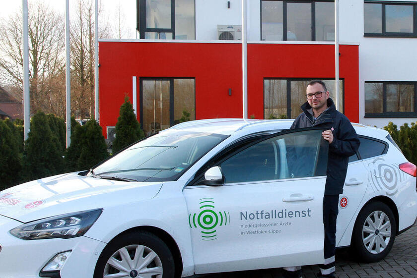 Jurij Zulauf, Fahrer des Kassenärztlichen Notfalldienstes, vor der Dienststelle der Johanniter in Bad Oeynhausen