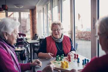 Drei Seniorinnen beim Brettspiel