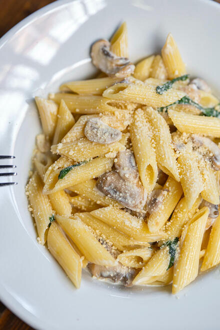 Ein Teller mit einem Nudelgericht.