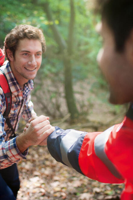 Johanniter hilft einem Mann