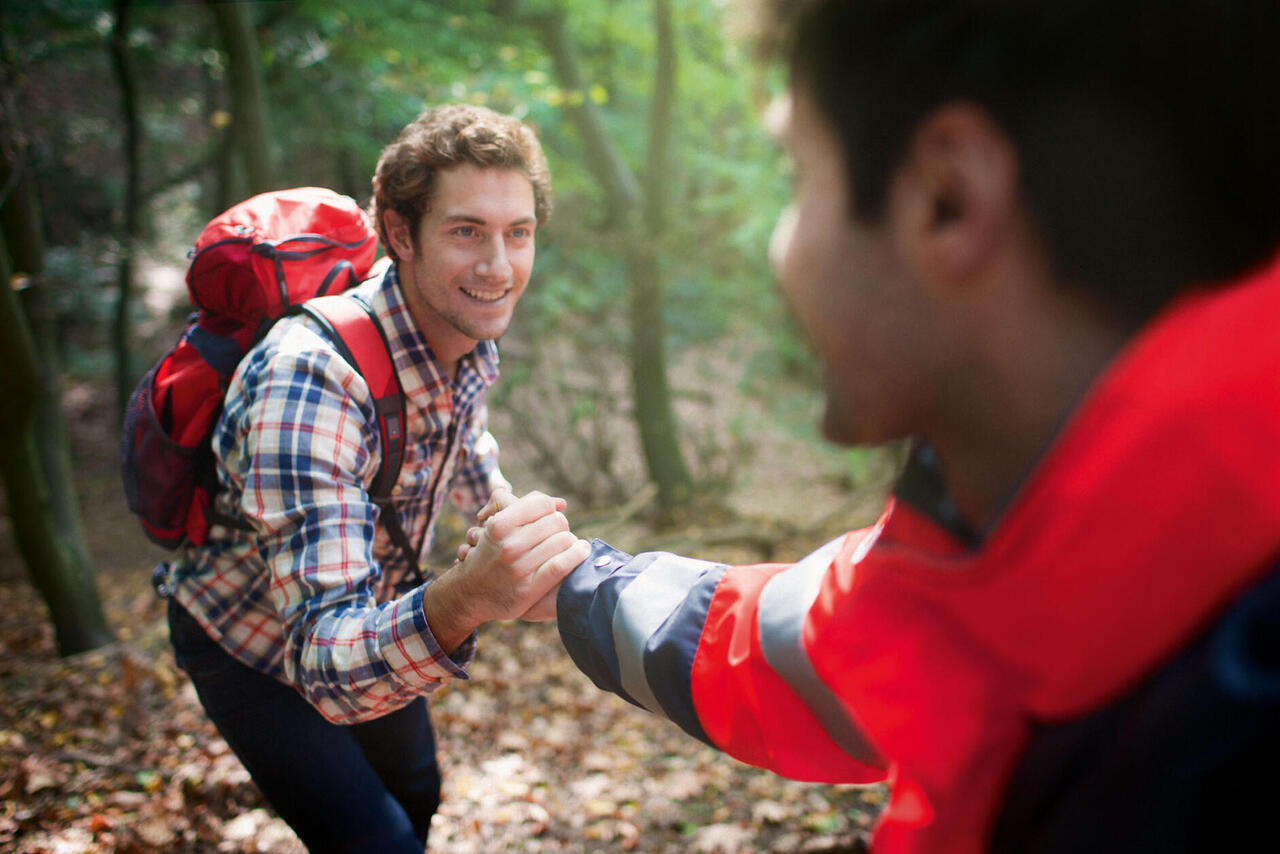 Johanniter hilft einem Mann