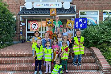 Alle Kinder auf der Eingangstreppe
