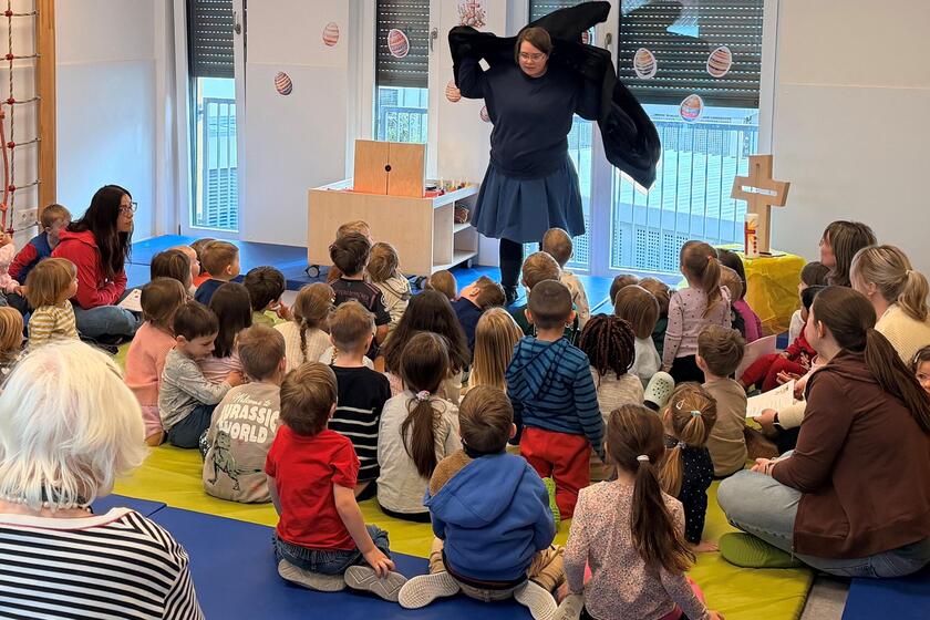 Kinder und Senioren sitzen zusammen 