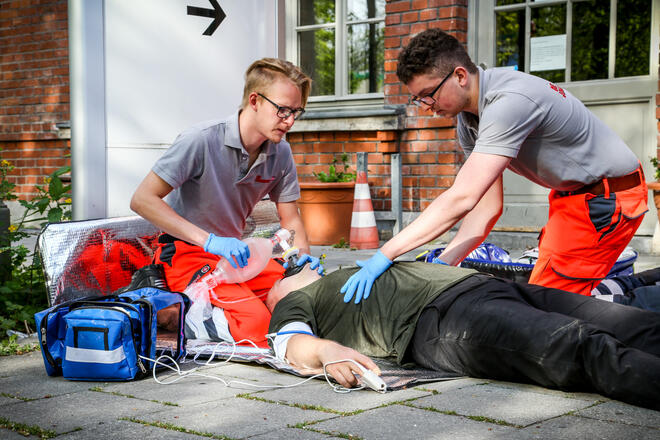 Zwei Johanniter Sanitäter leisten Wiederbelebung mit Beatmungsbeutel.