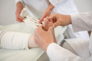Fuß-Untersuchung mit Hilfsmitteln nach OP im Waldkrankenhaus Bonn