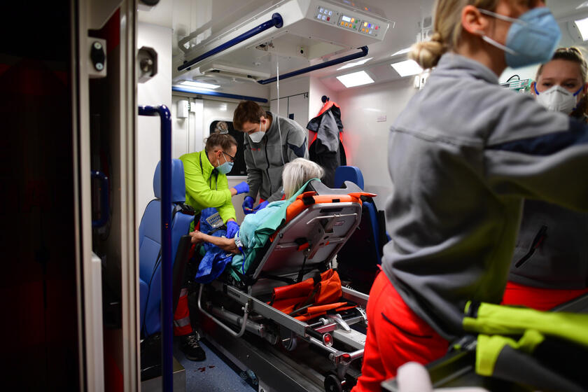 Rettungsdienstpersonal in Corona-Schutzkleidung im Einsatz.