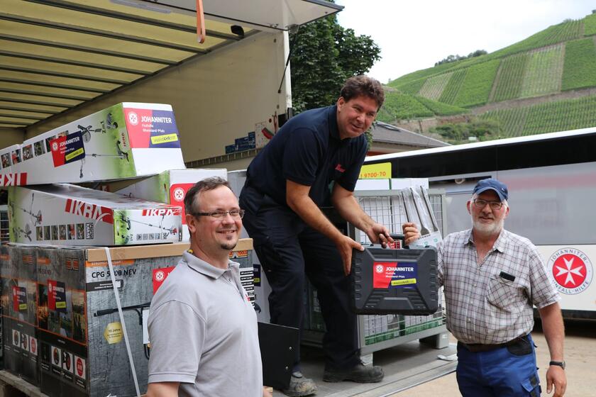 Die Johanniter Ulrich Glomb und Sascha Richter bei der Ausgabe von Sachgütern im Gesamtwert von rund 20.000 Euro.