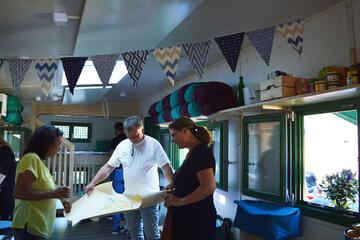 FÜhrung durch den Bauwagen der Waldkita Wildblumenwiese.