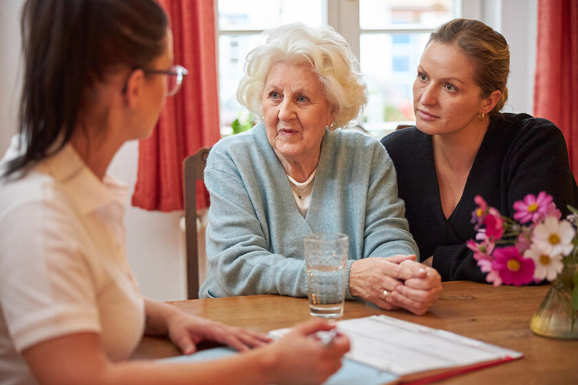 Persönliche Pflegeberatung in vertrauter Atmosphäre zu Hause am Küchentisch