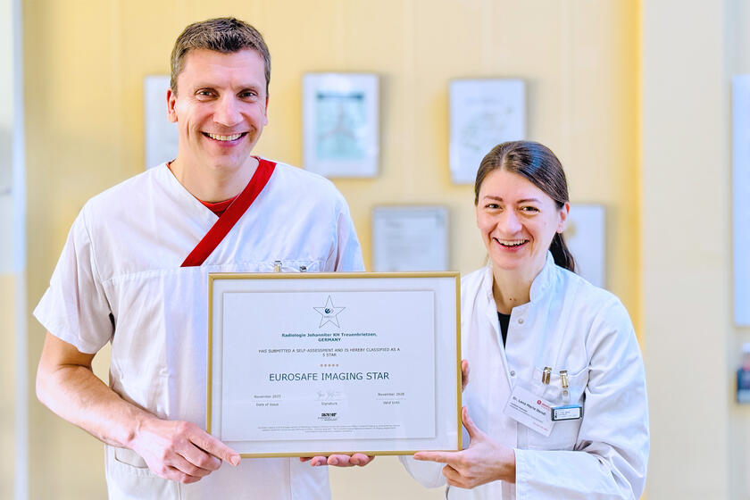 Chefärztin Dr. Lena Dendl und Medizinischer Technologe Radiologie David Günther sind stolz auf das erste eurpäische Qualitätszertifikat.