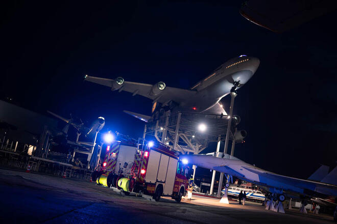 Ein Auto der Feuerwehr Speyer steht vor der Boeing 747 im Technik Museum Speyer.