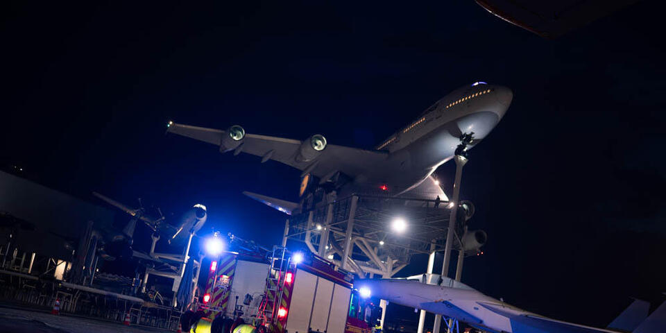 Ein Auto der Feuerwehr Speyer steht vor der Boeing 747 im Technik Museum Speyer.