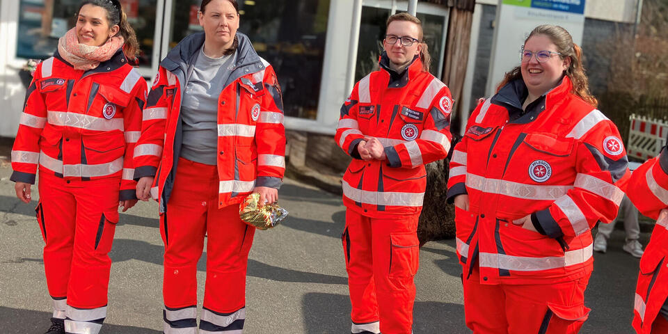 Johanniter und Johanniterinnen vor einem öffentlichen Gebäude