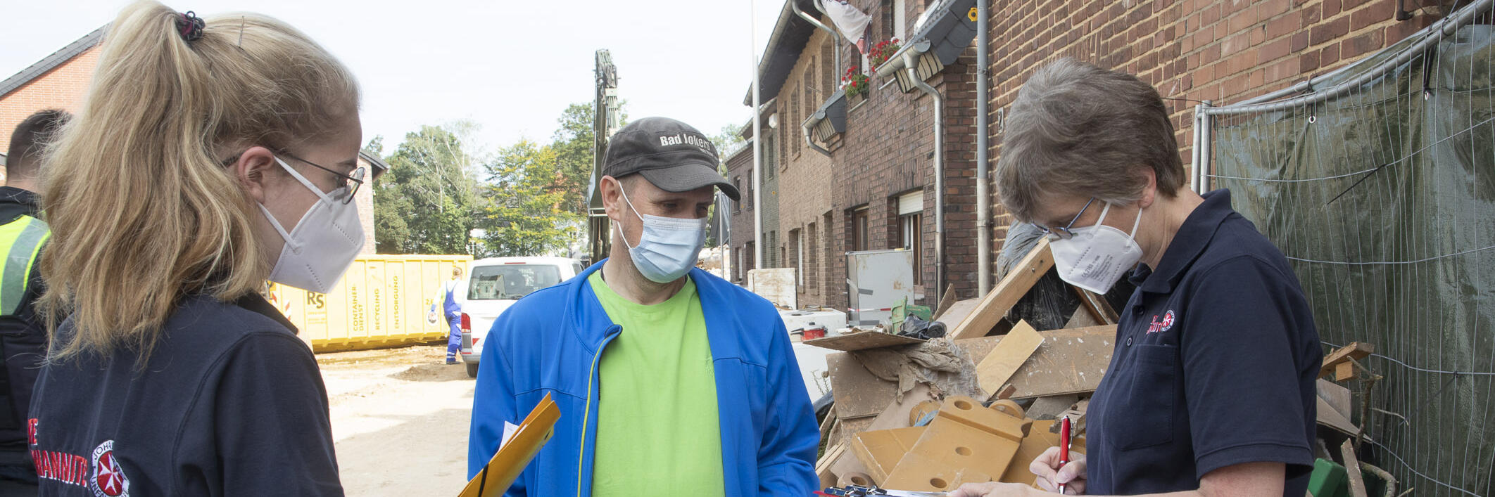 Mitarbeitende der Johanniter-Unfall-Hilfe helfen bei der Flutkatastrophe im Ahrtal.