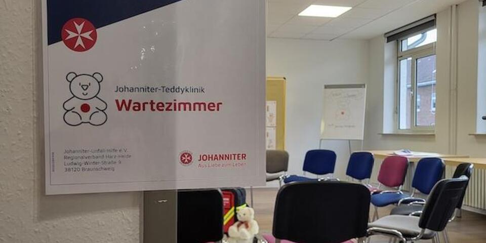 Raum mit Schild "Wartezimmer".