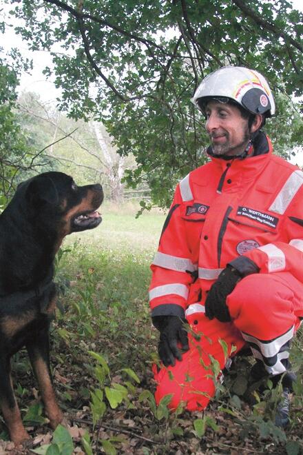 Um in Einsätzen Menschenleben zu retten, müssen die Teams der Rettungshundestaffel regelmäßig trainieren.
