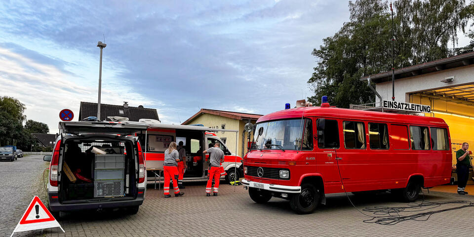 Einsatzwagen und Einsatzkräfte