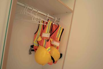 Spielzeugwesten in einem Schrank.