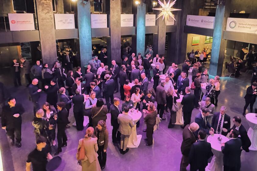 Angeregte Gespräche im Foyer des Potsdamer Nikolaisaales