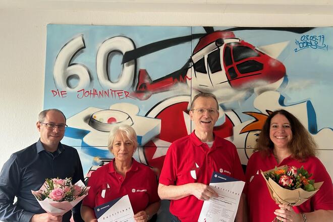 Drei unserer Lacrima Ehrenamtlichen mit unserem Regionalvorstand Christian Keller, in der Johanniter Dienststelle in Hanau