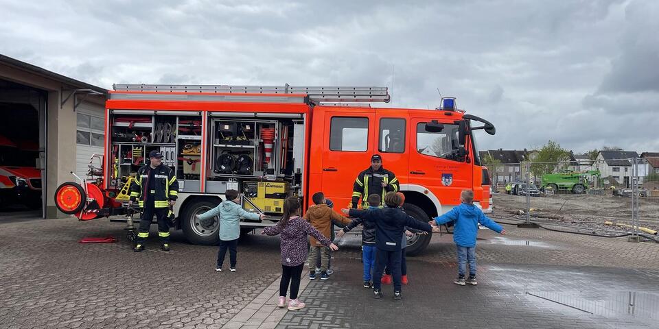 Kinder vor Feuerwehrauto