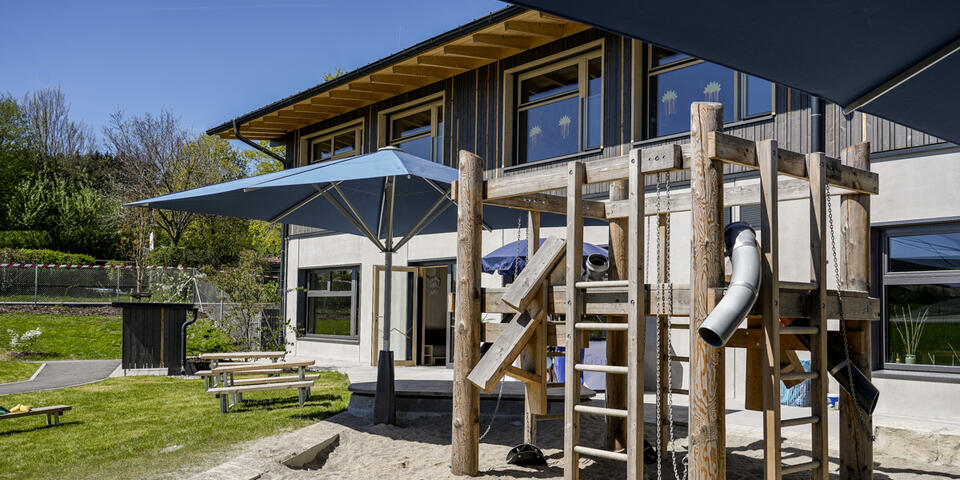 Klettergerät aus Holz im Garten des Kinderhauses Wildenwart.
