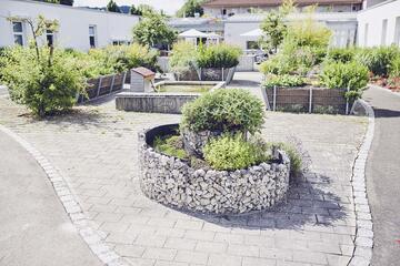 Blumenbeete des Johanniter-Pflegewohnhauses in Mögglingen