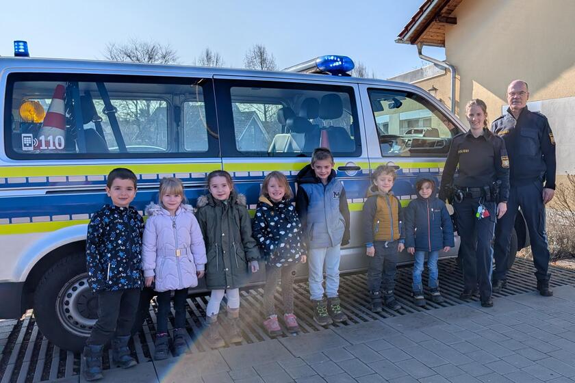 Kinder vor Polizeiauto