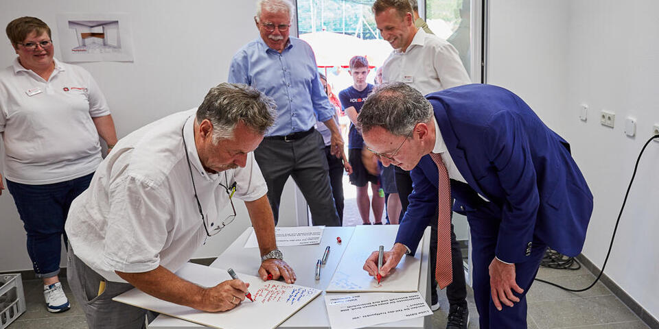 Friedhelm Münch (Beigeordneter des Landkreises Ahrweiler) (am Tisch links), Michael Ebling ( Innenminister RLP) (am Tisch rechts), Alfred Sebastian (Ortsbürgermeister Dernau) (dahinter, links), Christian Görg (Vorstand des Regionalverbands Mittelrhein) (dahinter, rechts)