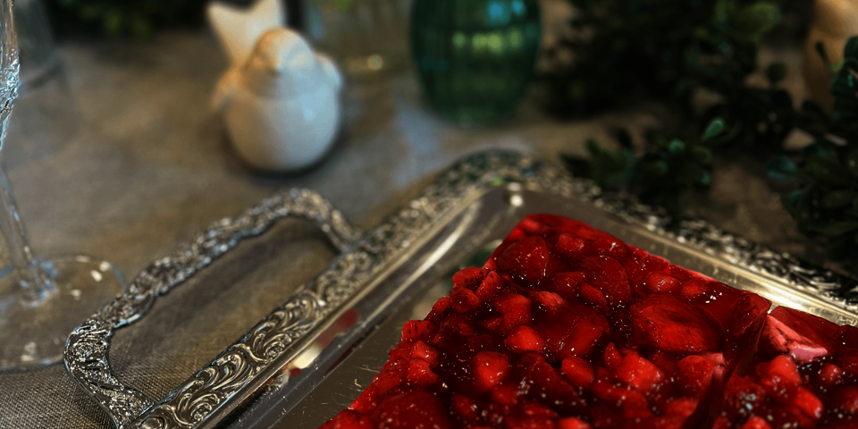 Erdbeerkuchen auf einem silbernen Tablett