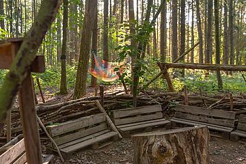 Sitzgruppe im Wald der Waldgruppe der Johanniter-Kita Pfützenracker