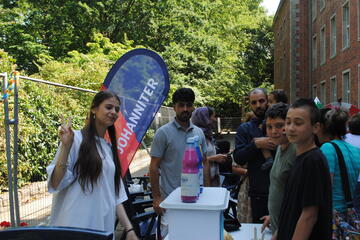 Familien und Kinder genießen das Fest bei der Unterkunft.