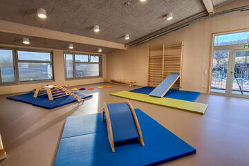 Motorikraum mit Turnmatten, Klettergerät, Sprossenwand und Rampe