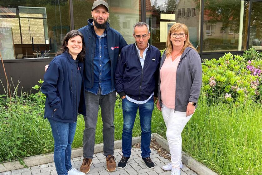 Zwei Frauen und zwei Männer vor einem Gebäude