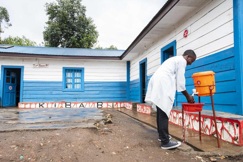 Ein Mann wäscht sich die Hände an einem Handwaschbecken der Johanniter