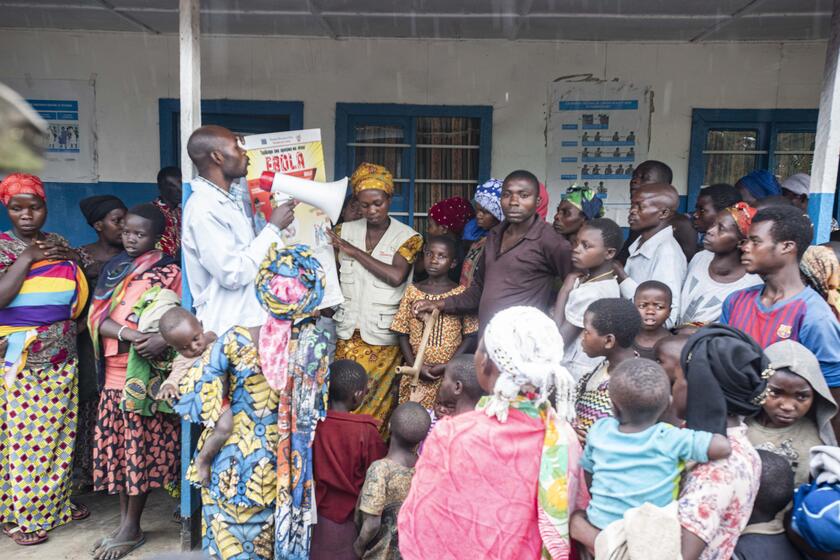 Johanniter Mitarbeitende klären über Ebola auf.