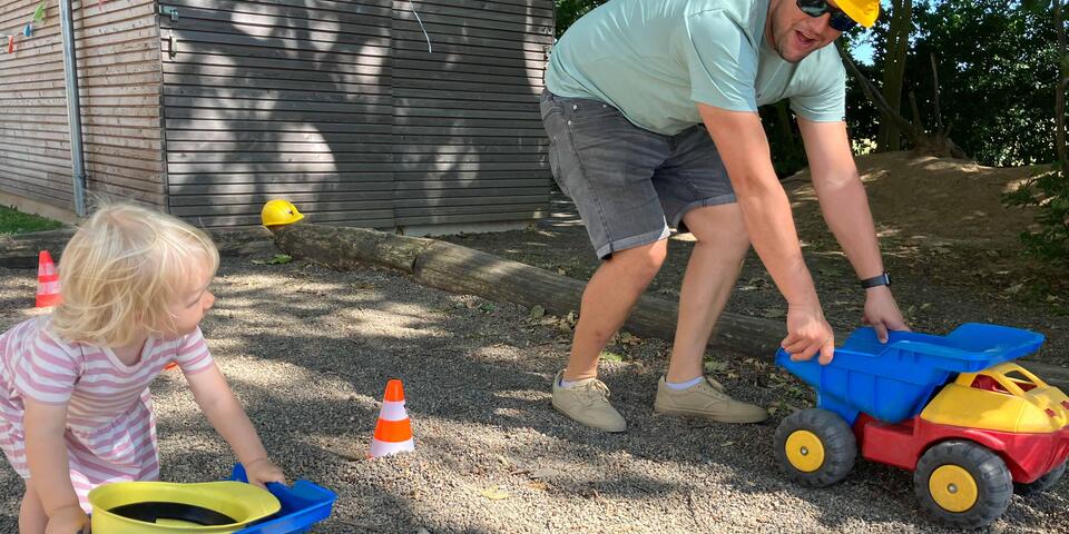 Vtater und Tochter beim Baggerfahren