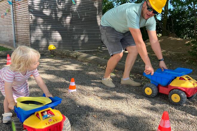 Vtater und Tochter beim Baggerfahren