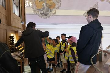 Die Hortkinder duften eine Orgel aus nächster Nähe anschauen.